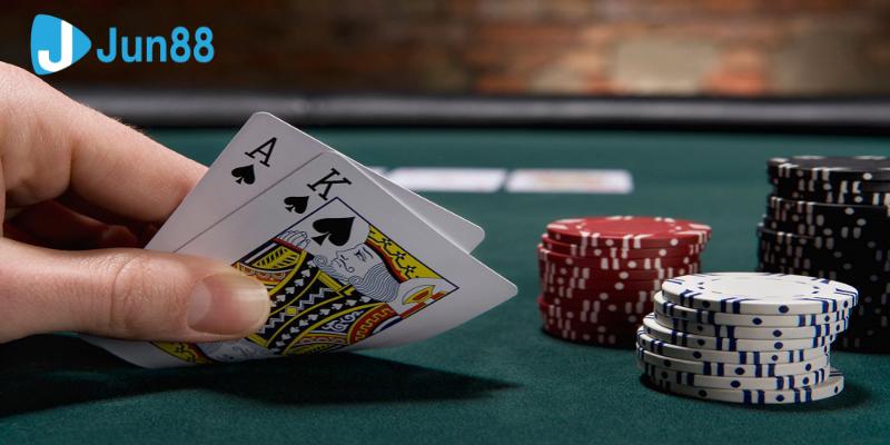 Các thuật ngữ phổ biến được dùng trong bài poker là gì?